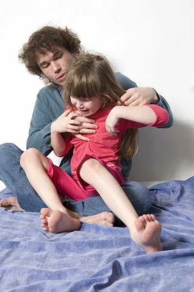 Father try to quiet crying daughter — Stock Photo, Image
