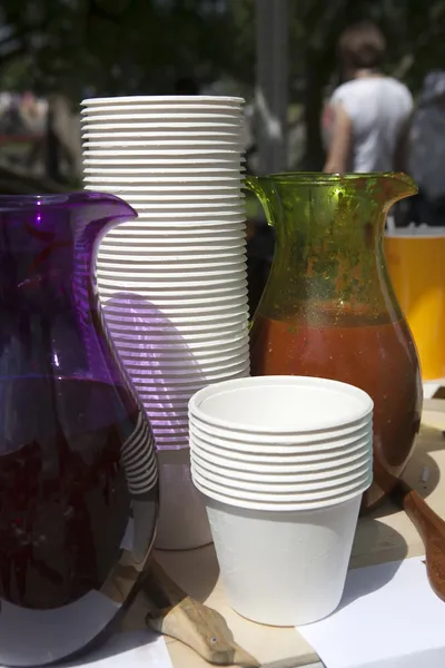 Verres et cruches en papier avec soupe de tomates et de betteraves — Photo