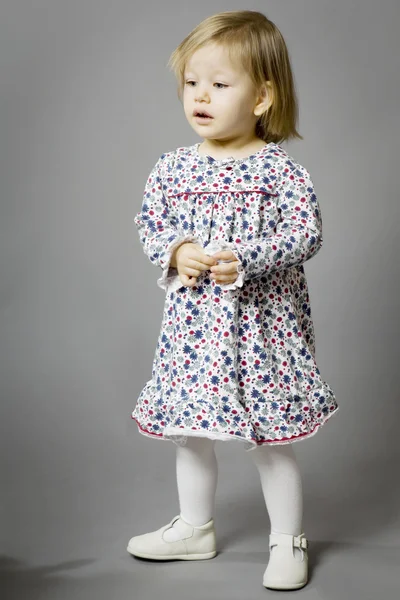 Poco seria linda chica de dos años de edad —  Fotos de Stock