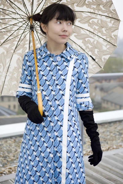 Sexy Mädchen mit silbernem Regenschirm. — Stockfoto