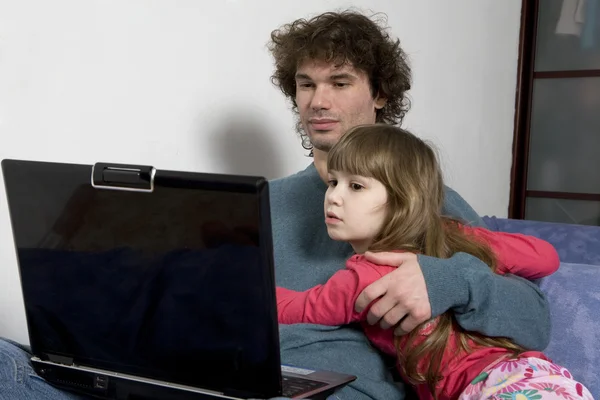 Vater und Tochter spielen mit Laptop — Stockfoto
