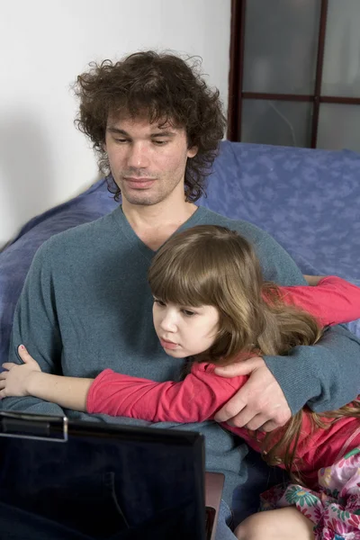 Padre e hija jugando juego con el ordenador portátil — Foto de Stock