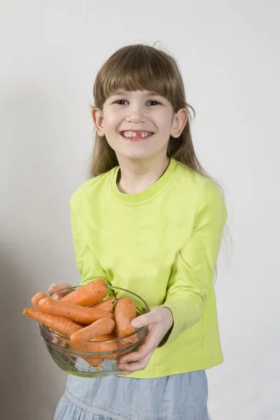 Pequeña linda chica sosteniendo zanahoria — Foto de Stock
