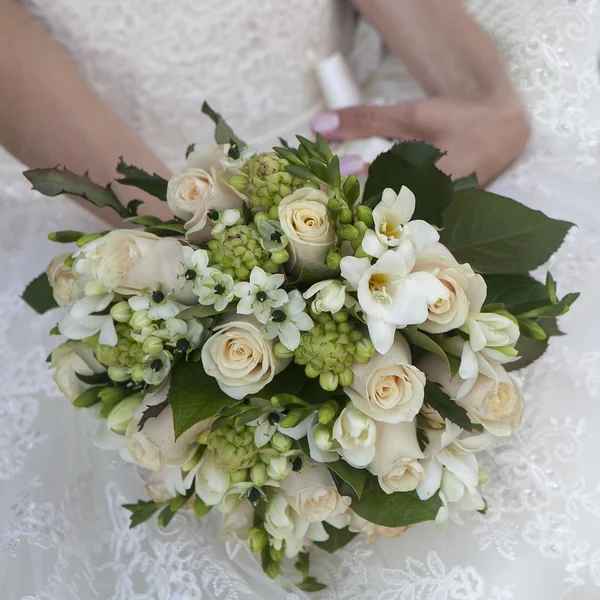 Bouquet de mariage de beauté de roses jaunes et crème dans les mains d'une mariée. style rétro — Photo