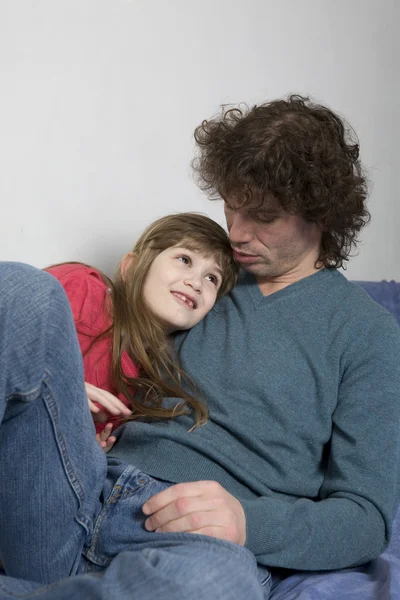 Padre e hija jugando juego con el ordenador portátil — Foto de Stock