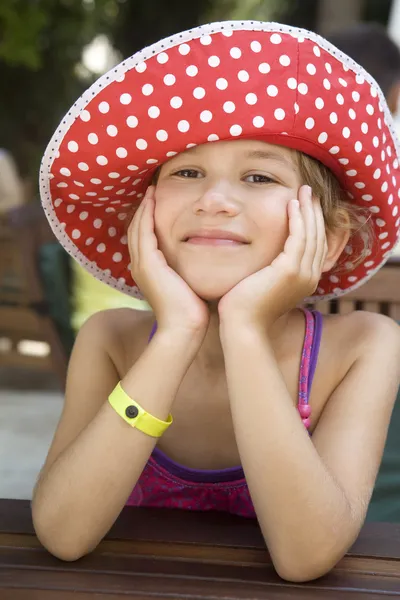 Klein schattig meisje, zittend op restaurant — Stockfoto