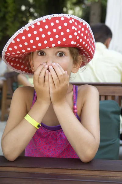 Klein schattig meisje, zittend op restaurant — Stockfoto