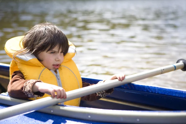 Girl in canoe. Summer time — Stock Photo, Image