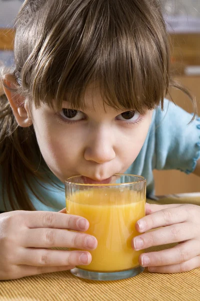 Fata bea suc de portocale — Fotografie, imagine de stoc