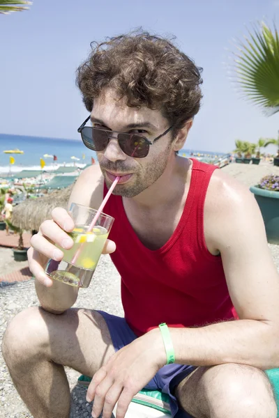 Mannen i glas dricka cocktail mojito — Stockfoto