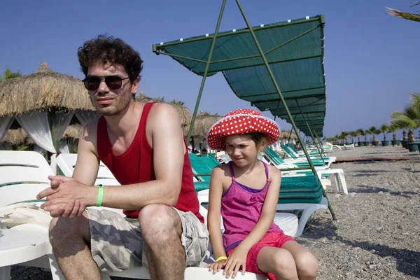 Far och dotter på stranden — Stockfoto