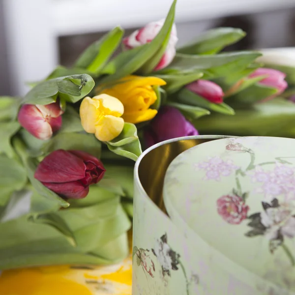 Tulipany, leżące w pobliżu vintage pudełko — Zdjęcie stockowe