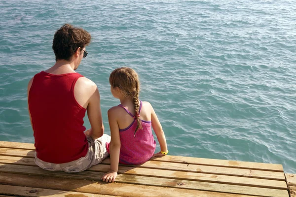 父亲和女儿一起坐在码头上 — 图库照片