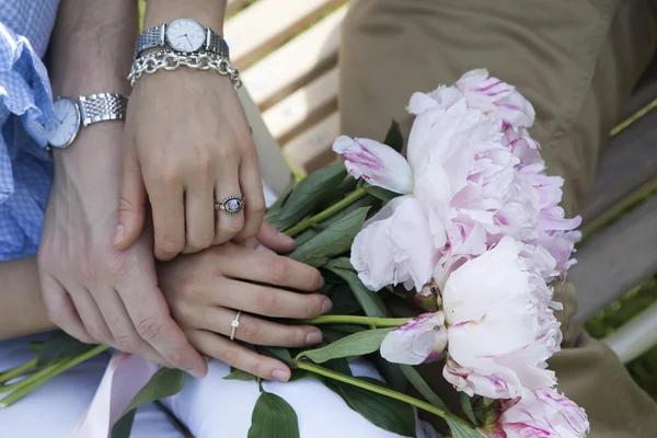 Bride and groom's hands with wedding rings — Stock Photo, Image