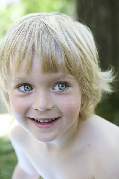 Kleine blonde jongen — Stockfoto