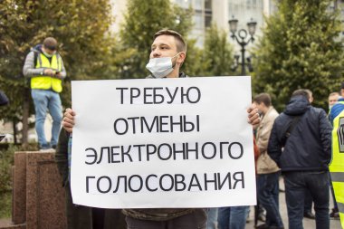 Moskova, Rusya - 25 Eylül 2021, Yüzlerce Rus geçen haftaki parlamento seçimlerini protesto etti. Protestan posteri üzerinde yazılı: Elektronik oylamanın iptal edilmesini talep ediyor