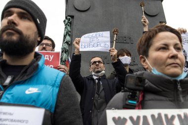 Moskova, Rusya - 25 Eylül 2021, Yüzlerce Rus geçen haftaki parlamento seçimlerini protesto etti. Elinde tuvalet fırçası olan bir adam bir poster tutuyor: Seçim olmayan seçimler.