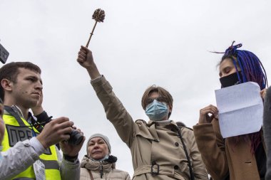 Moskova, Rusya - 25 Eylül 2021, Yüzlerce Rus geçen haftaki parlamento seçimlerini protesto etti. Genç adam bir tuvalet fırçasını havada tutuyor. Kızın posteri var: Seçimleri geri getir