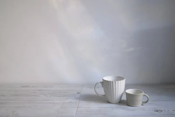 Μινιμαλιστικό Σκανδιναβικό Στυλ Δύο Φλιτζάνια Καφέ Τσάι Διαφορετικού Μεγέθους Για — Φωτογραφία Αρχείου