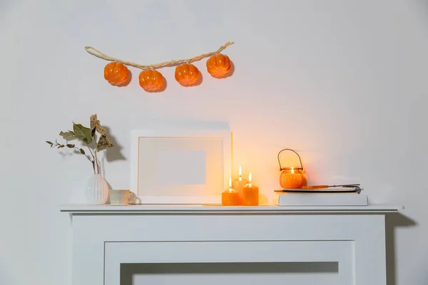 Preparando Sua Casa Para Halloween Uma Grinalda Abóboras Parede Por — Fotografia de Stock