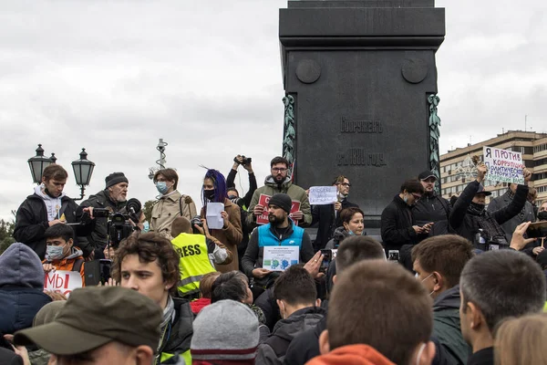 MOSCOW, Rusya -25 Eylül 2021 'de, geçen haftaki parlamento seçimlerinden öfkelenen Halk, kentin merkezinde düzenlenen bir protestoya katıldı.