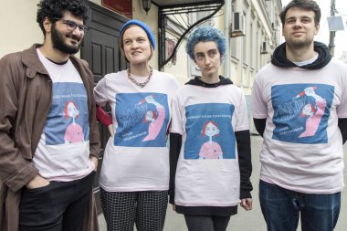 Moskova, Rusya - 01 Ekim 2021, dergi gazetecileri Navalny protestosu yüzünden hapse giriyor. Aramyan, Metelkin, Gutnikova, Tyshkevich. Mahkeme ev hapsini Kasım ayına kadar uzattı