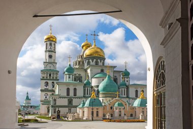 ISTRA, RUSSIA - 1 Ekim 2021, Kudüs 'teki Kutsal Mezar Kilisesi prototipine göre Yeni Kudüs Manastırı' nın Diriliş Katedrali inşa edildi..