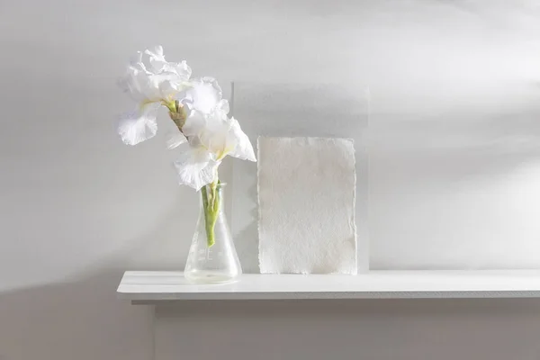 Masadaki Beyaz Suluboya Kağıdının Arka Planında Beyaz Iris Çiçeği Var — Stok fotoğraf