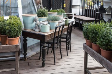 Moskova, Rusya - 03 Ekim 2021, bit pazarı. Bahçeyi ve bahçeyi süsleyecek şeyler..