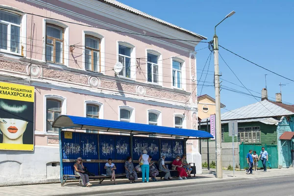 Yelets Lipetsk District Russia June 2021 People Sit Bus Stop — Stock Photo, Image