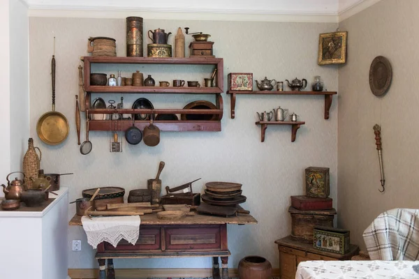 Cocina Estantes Madera Forrados Con Utensilios Cocina Antiguos —  Fotos de Stock