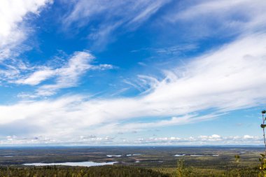 Manzara. Vottovaara dağının manzarası. Karelia. Bir sonbahar gününde Cirrocumulus ve cumulonimbus bulutları