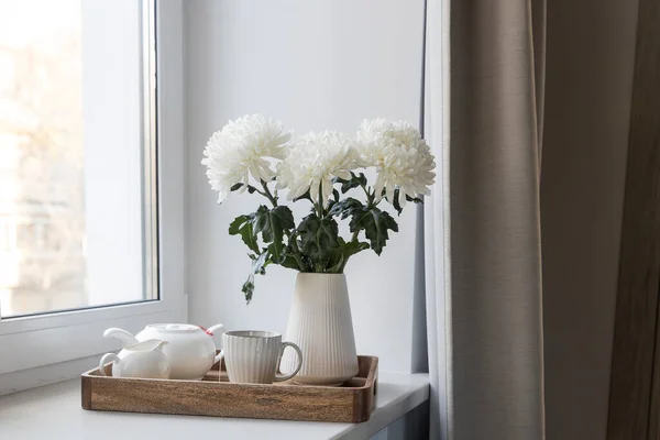 Drei Weiße Chrysanthemen Einer Geriffelten Vase Stil Der Siebziger Jahre — Stockfoto