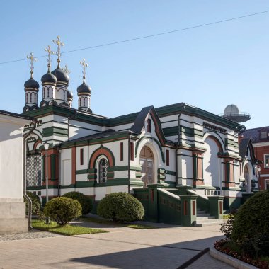 MOSCOW, RUSSIA - 26 Eylül 2021: Tanrı 'nın Doğumu' nun Annesi Katholikon. Rozhdestvensky Manastırı ya da Theotokos 'un İsa' nın Doğuşu Manastırı, Moskova 'nın en eski manastırlarından biridir.
