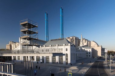 Moskova, Rusya - 4 Eylül 2021. Urs Fischer 'ın heykeli Moskova nehrinin Bolotnaya Embankment' i üzerindeki Büyük Clay 4. Kültürel bir yer ve eski bir enerji santrali olan GES-2 'nin önünde.