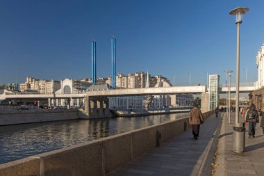 Moskova, Rusya - 08 Ekim 2021, Bolotnaya Embankment 'taki köprüden görüntü