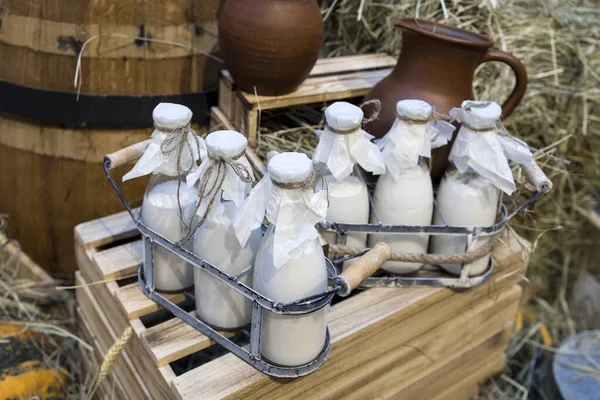 Milch Dekoration Auf Dem Bauernhof Landwirtschaft Landwirtschaft Bauernmilch Flaschen Naturmilch — Stockfoto