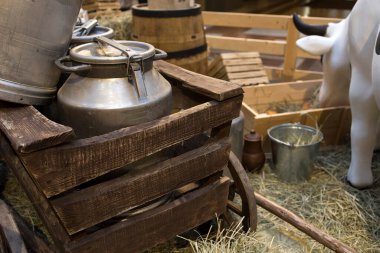 Süt - çiftlikte süs. Tarım, tarım. Şişede çiftçi sütü. Doğal süt, organik süt. Samanlı klasik süs, saman ve yoğurtlu şişe. Çiftçilik ürünü. Kırsal dekor. Ürünler