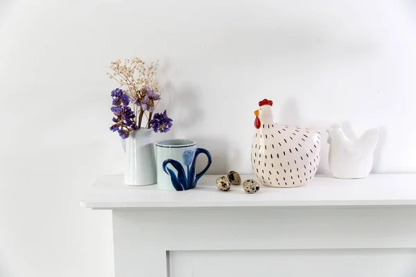 Getrocknete Blaue Blumen Einer Vase Zwei Steingut Skulpturen Eines Huhns — Stockfoto