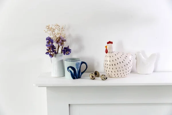 Torkade Blå Blommor Vas Två Lergods Skulpturer Kyckling Och Vaktelägg — Stockfoto