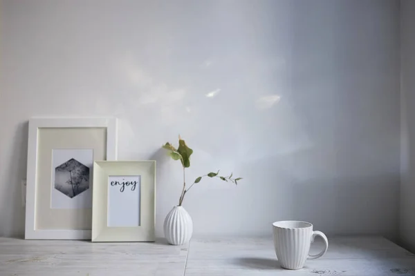 Estilo Escandinavo Design Interiores Uma Xícara Branca Pequeno Vaso Com — Fotografia de Stock