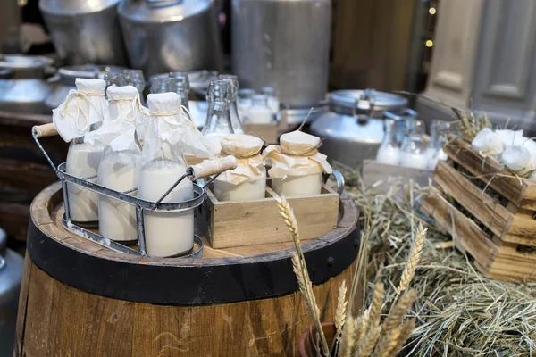 Milch Dekoration Auf Dem Bauernhof Landwirtschaft Landwirtschaft Bauernmilch Flaschen Naturmilch — Stockfoto