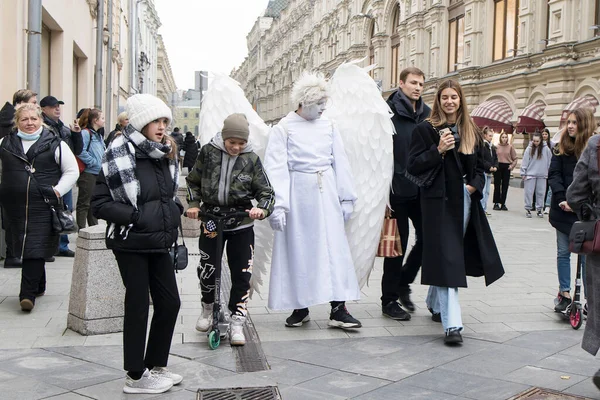 Москва Россия Октября 2021 Года Никольской Улице Среди Толпы Идет — стоковое фото