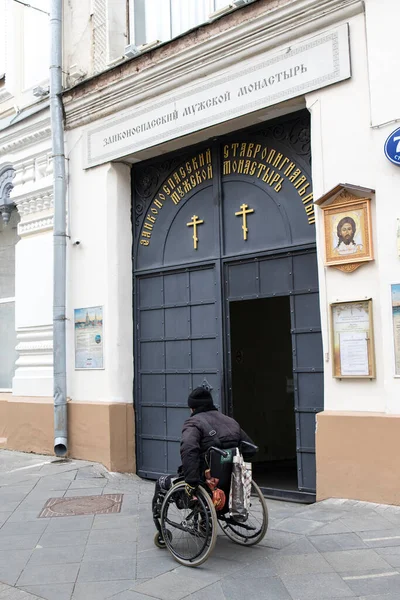 러시아의 모스크바 2021 휠체어를 남자가 모스크 중앙의 스카야 거리에 교회를 — 스톡 사진