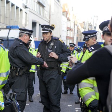 Londra, İngiltere - 19 Kasım 2017: Öğrenciler eğitim sistemindeki kesintilere ve ücretlere karşı bir protesto yürüyüşüne katıldılar. Polis düzeni sağlıyor..