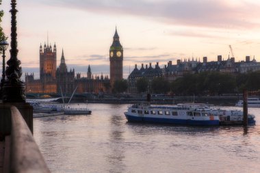 LONDON, İngiltere - 22 Eylül 2021 Big Ben ve nehir gün batımında