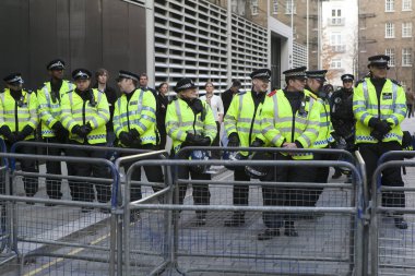 Londra, İngiltere - 19 Kasım 2017: Öğrenciler eğitim sistemindeki kesintilere ve ücretlere karşı bir protesto yürüyüşüne katıldılar. Polis düzeni sağlıyor..
