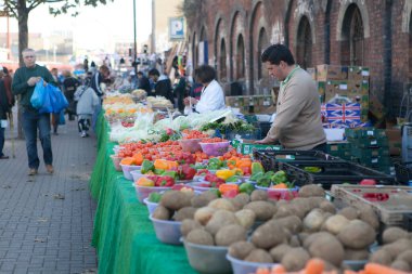 Londra, İngiltere - 20 Ekim 2021 Bricklane Pazar Pazarı. İnsanlar sebze ve meyve satar. Sokak ticareti