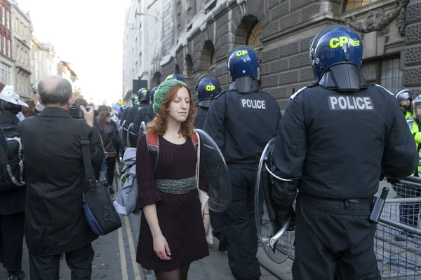 2017年11月19日 反对收费和削减教育系统的抗议游行 警察维持秩序 一个身穿绿色贝雷帽和黑色连衣裙的女孩走过警察队伍 — 图库照片
