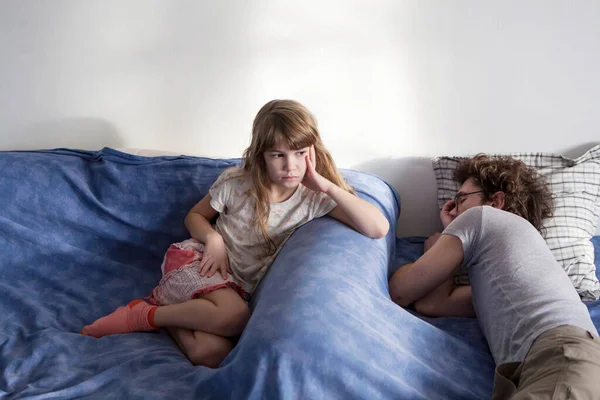 Pensive Girl Seven Years Old Sits Bed Her Dad Glasses — Stock Photo, Image